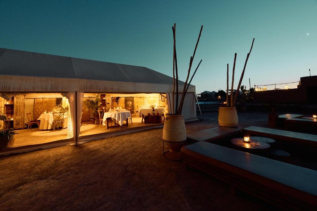 Piscine chauffée Desert Lagoon au coucher du soleil, Inara Camp